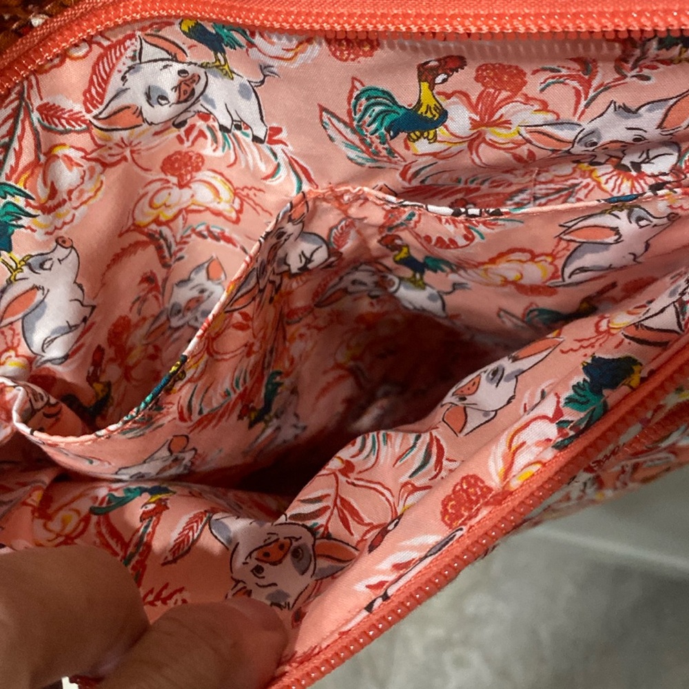 š§”Vera Bradley Disney Triple Zip Hipster āMoana Adventureā - Picture 6 of 9